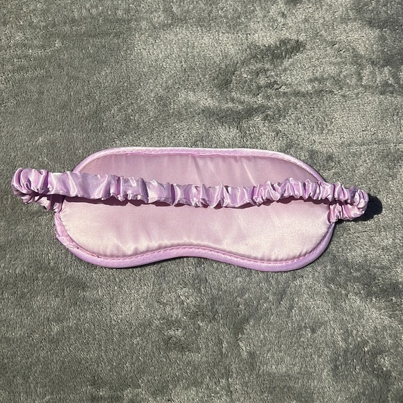 This is a purple sleeping mask. There’s no size it fits all. - Picture 3 of 3